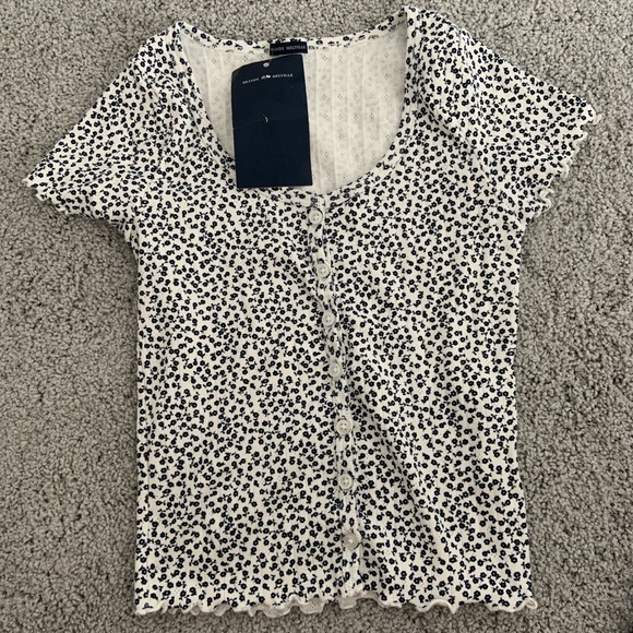 Brandy Melville Tops - BNWT Brandy Melville Zelly Top